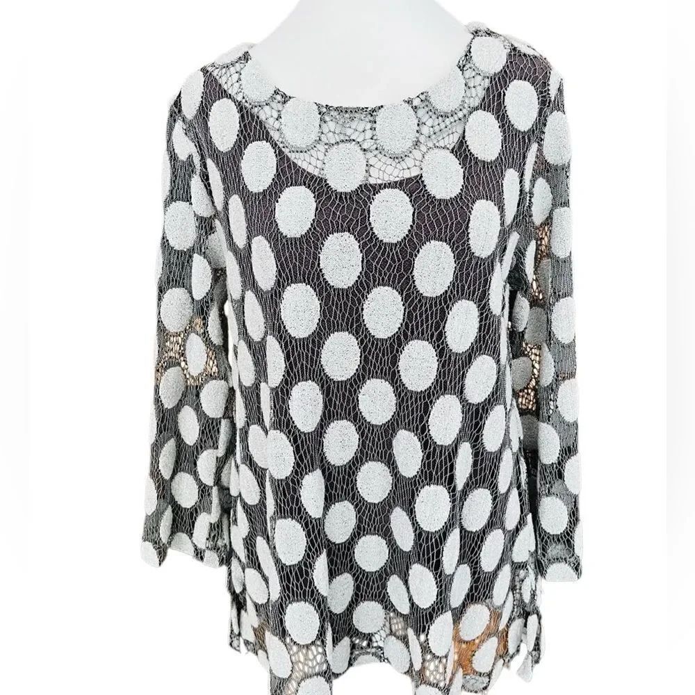 YUSHI 2 piece tank & polka dot embroidered top size M.